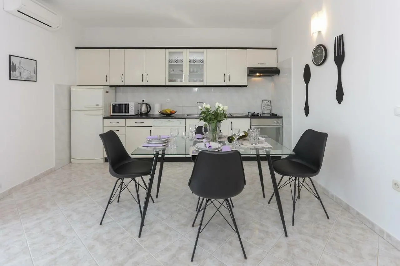 Charming Carmen Apartment Kastela