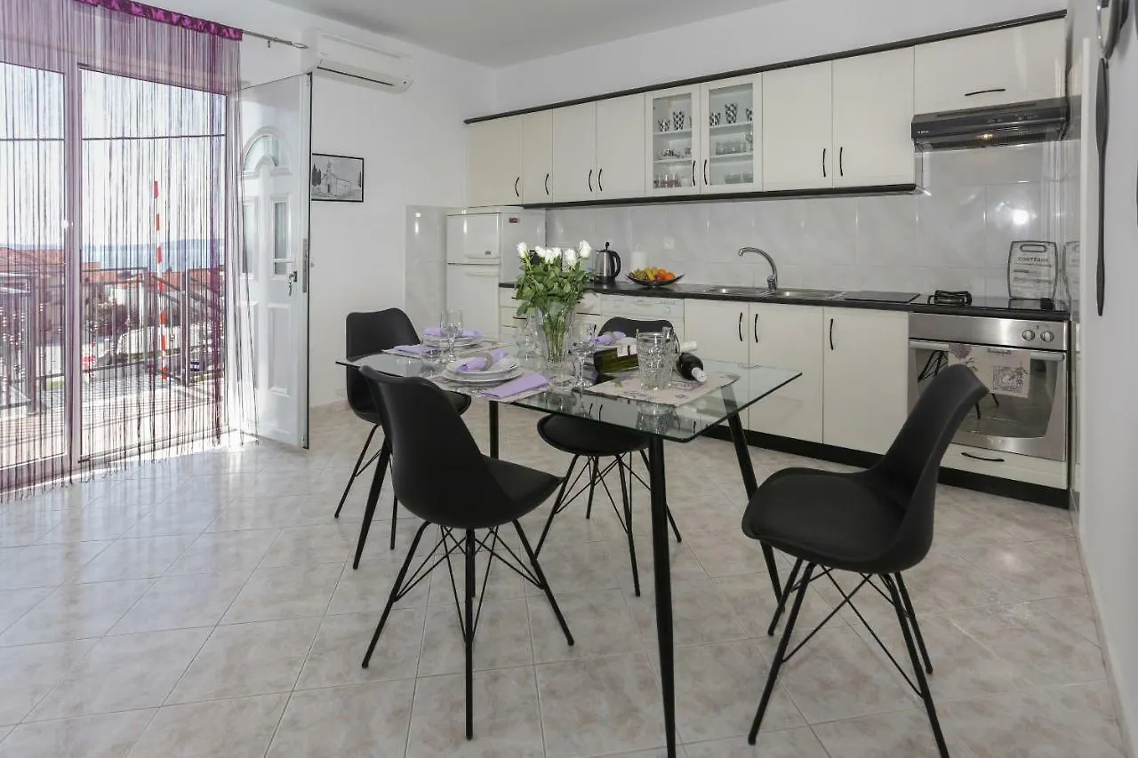 Charming Carmen Apartment Kastela 0*,